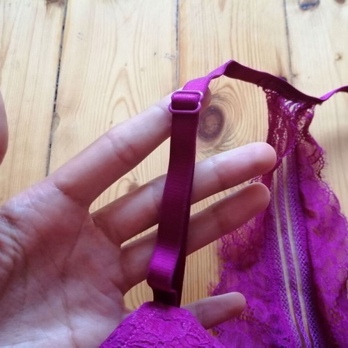 Hunkemöller 75B pink lace bra with front clasp