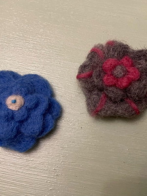Wool handmade pins like new, set of 2 pieces