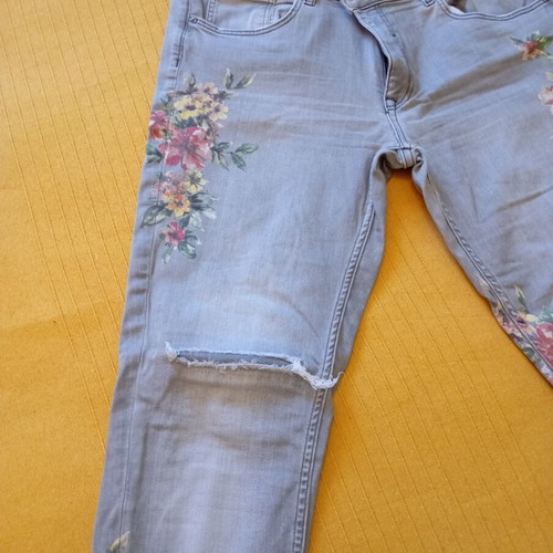 Denim jean Zara like new with floral design, elastic fit