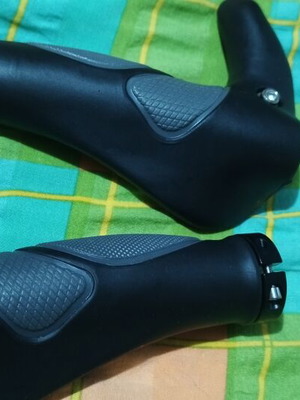Ergonomic and durable bicycle handlebar grips with palm rest and bar ends
