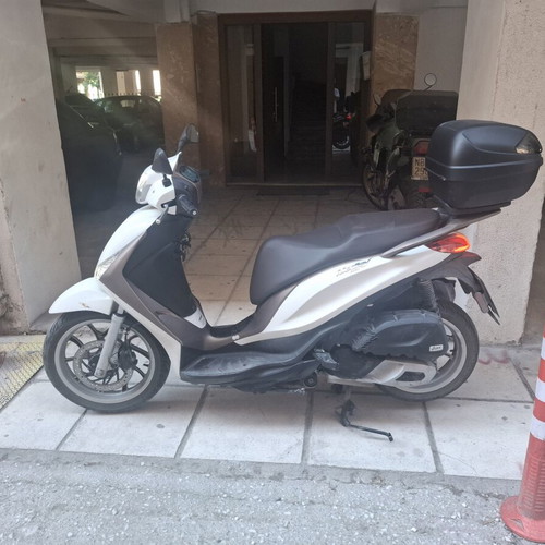 Piaggio Medley 150 scooter like new, 18000 km, automatic, white