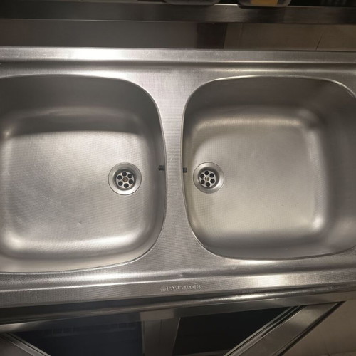 Double kitchen sink like new with strainer