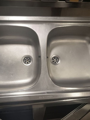 Double kitchen sink like new with strainer