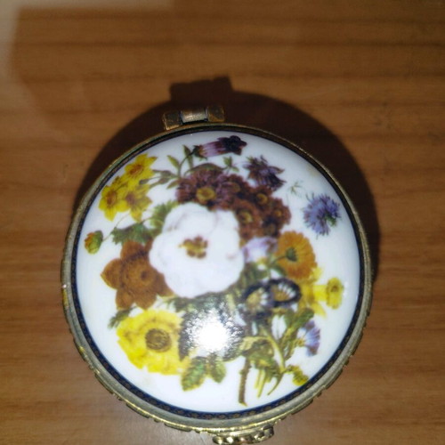 Porcelain small jewelry box used with brass frame
