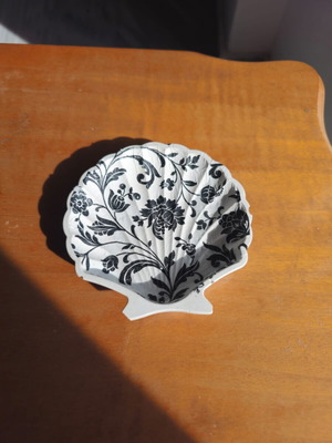 Decorative clam shell made of plaster new