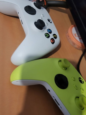 Xbox Series X/S controllers like new, set of 2 with rechargeable batteries