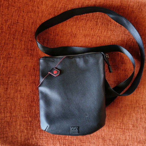 Carpisa leather crossbody bag like new, black