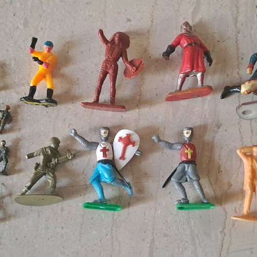 Small figures in good condition, pack