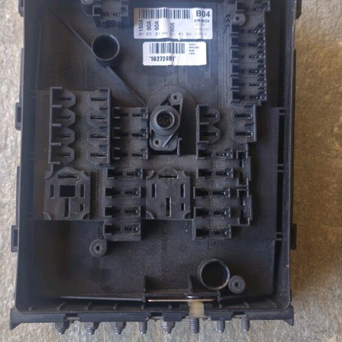 Golf 5 fuse box 1K0 937 125 A like new