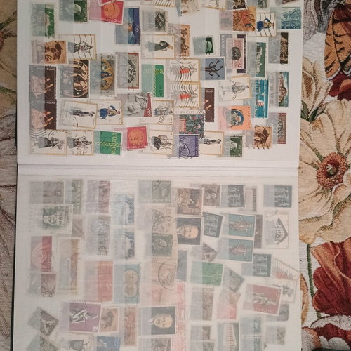 Collectible stamp collection like new, over 250 pieces