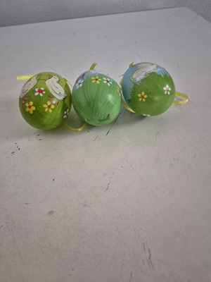 3 hanging decorative Easter eggs