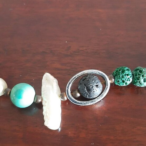 Necklace used, made of green coral and pearl