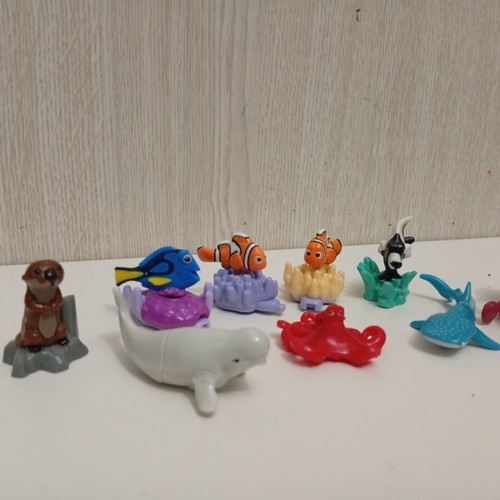 Kinder Joy Surprise Finding Dory Nemo figures used, complete set