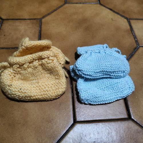 Baby Moses basket with handmade knitted blanket and booties new