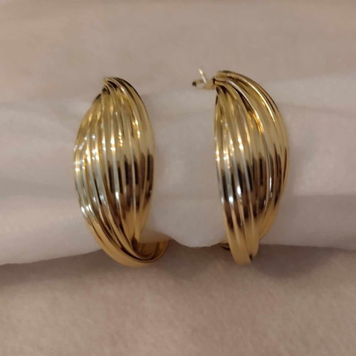Asymmetric earrings with embossed ridges gold color new