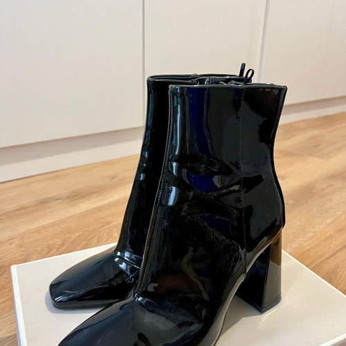 Black patent leather ankle boots like new, size 36