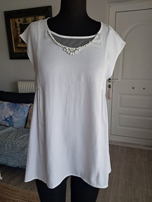 Guess blouse white, like new, oversized fit XS to medium