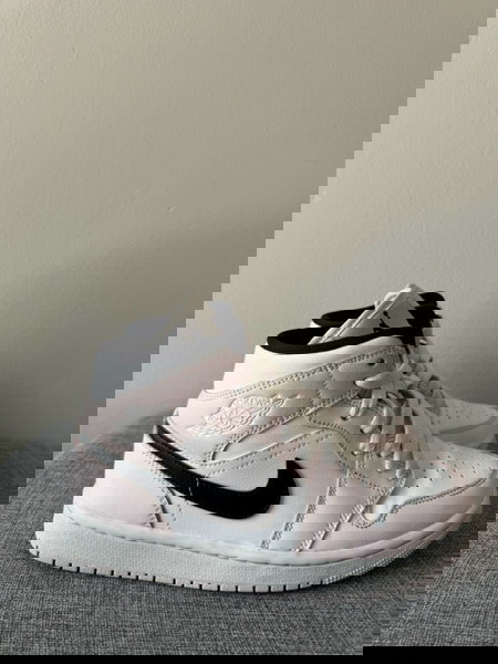 Air Jordan 1 mid light pink