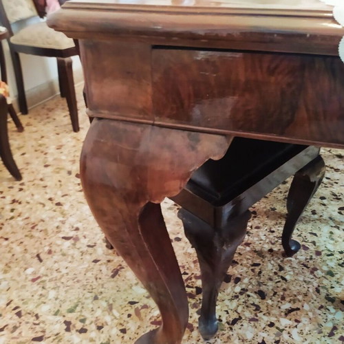 Extendable dining table like new with 6 walnut chairs