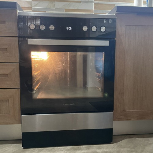 Grundig Ceramic Oven like new, 72 lt, 8 cooking functions
