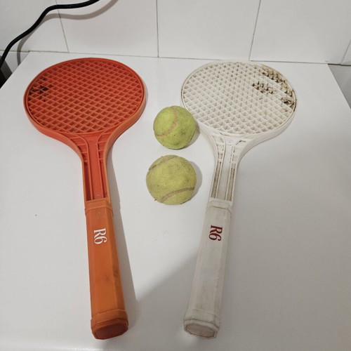Tennis rackets R6 like new, set of 2 with 2 balls