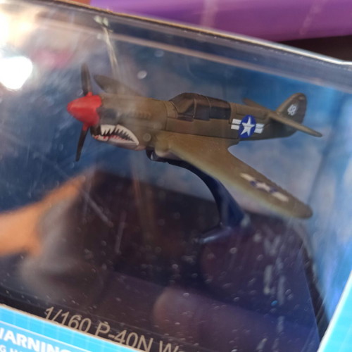 Sky pilot Curtis P-40N Warhawk 1/160 airplane new