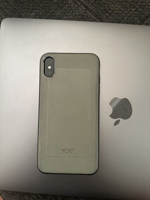 iPhone Xs Max 64GB black with screen protector and Tumi case