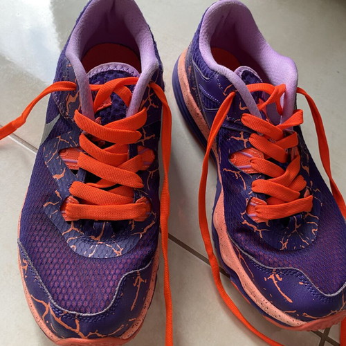 Nike women's athletic shoes size 40 used with lilac laces and extra orange set
