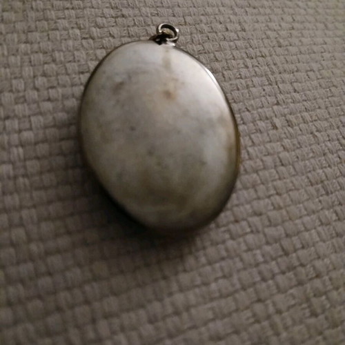 Vintage cameo pendant like new, white and blue
