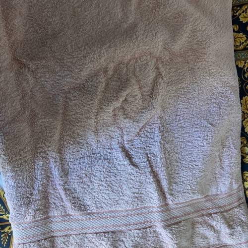 Pink bath towel like new, large