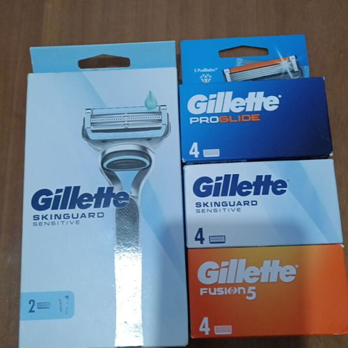 Gillette shaving set new, 1 razor and 14 genuine blades