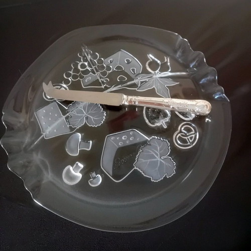 Serving platter with knife, like new, 28 cm, divided in 3 parts