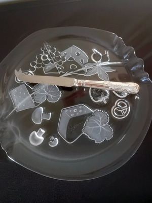 Serving platter with knife, like new, 28 cm, divided in 3 parts
