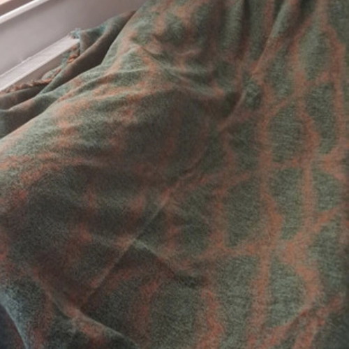 Throws and 3 pillows like new for two- and three-seater sofa