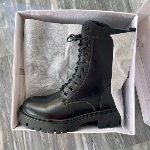 Women’s black new boots size 39 with laces and zipper