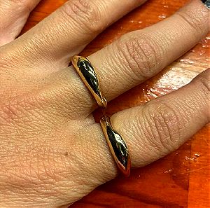 Δύο καινούργια δαχτυλίδια χρυσού χρώματος και τα 2 μαζί