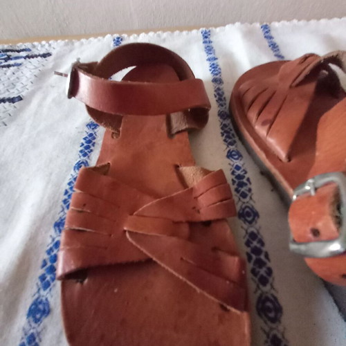 Children's sandals size 28 like new, defect on sole, brown leather