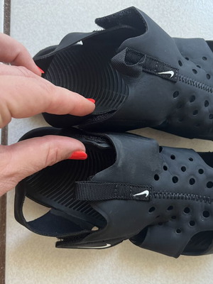 Nike sandals size 32 like new with scratches, unisex