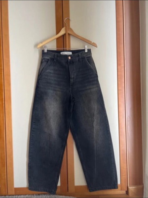 Τζιν Bershka φαρδιά γραμμή σαν καινούργιο, μέγεθος S, γκρι μαύρο