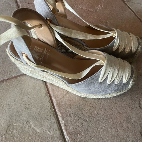 Xti espadrilles size 40 like new, white and beige platform sandals