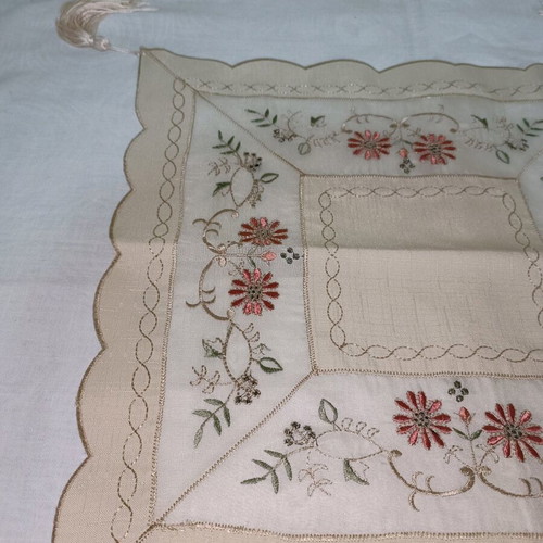 Set of embroidered decorative pieces like new, 1 rectangular and 2 squares