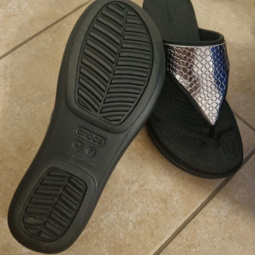 37 - Crocs anatomical flip-flops (new)