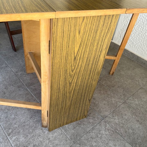 Folding dining table like new, compact and sturdy