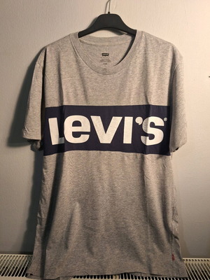 Levi's T-shirt μέγεθος Medium σε πολύ καλή κατάσταση, γκρι