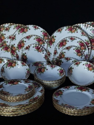 Royal Albert Old Country Roses Bone China England 48-Piece Set Like New