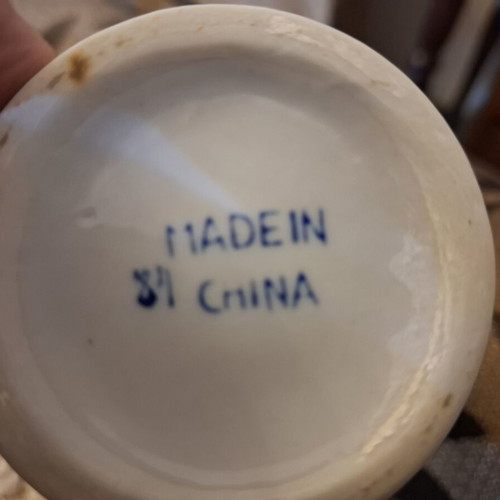 Chinese porcelain vase like new, blue and white floral design