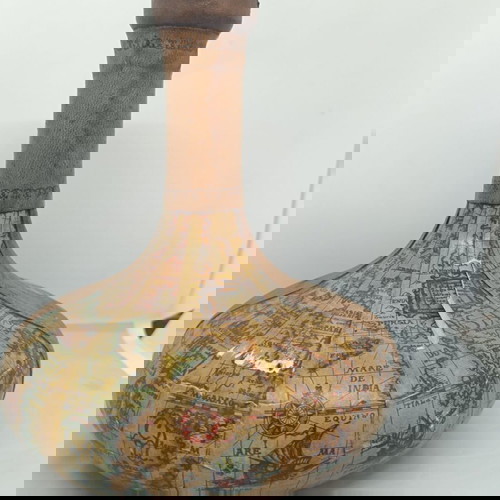 Бутилка ваза от Италия използвана, хартия и кожа