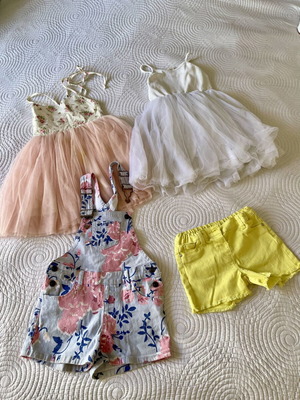 Girls' clothing set like new, 2 dresses and 2 shorts for 4-5 years old