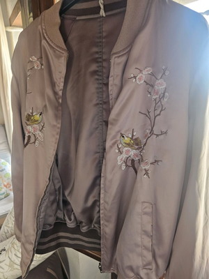 Bomber jacket satin reversible like new, dusty pink/lilac with embroidery