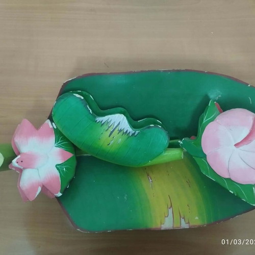 Authentic wooden tableware used, made of lightweight wood